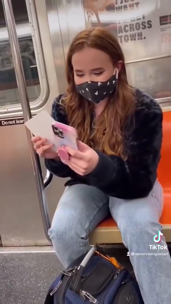 Drawing people on the subway | amazing art painting