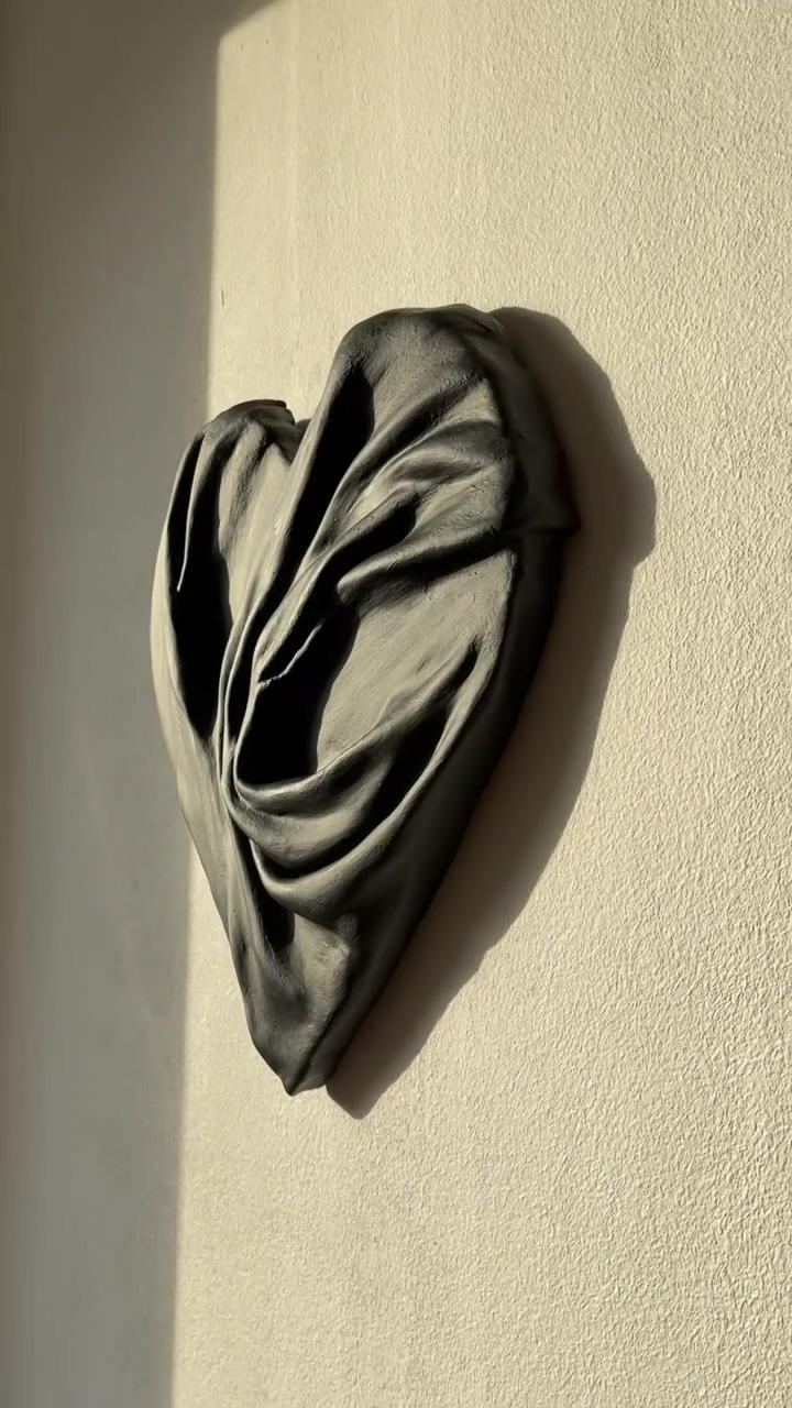 Texture wall art on heart shaped canvas | flower design idea