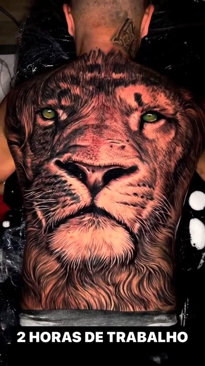 Lion back tattoo for guys; realistic tattoo, realismo tattoo