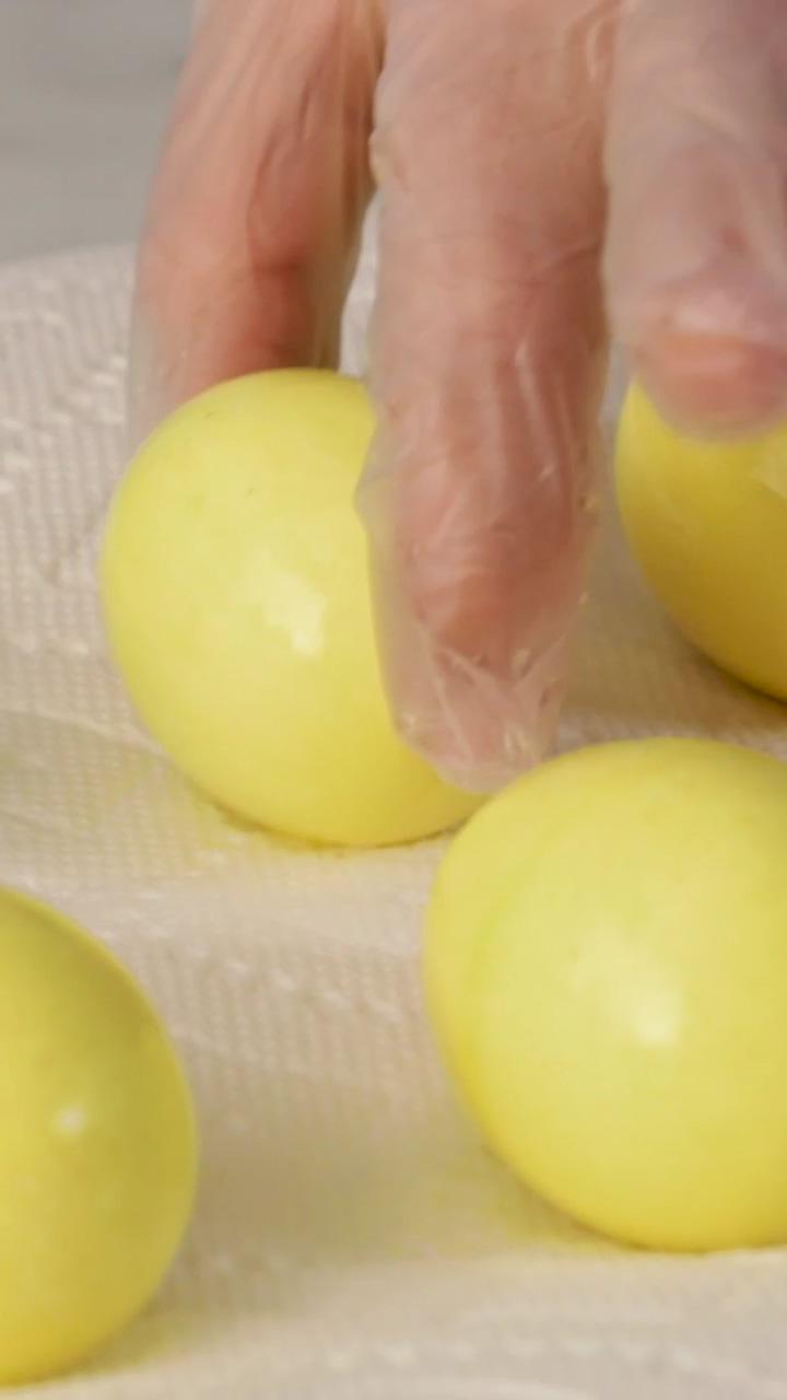 Natural easter egg dye; easter egg art
