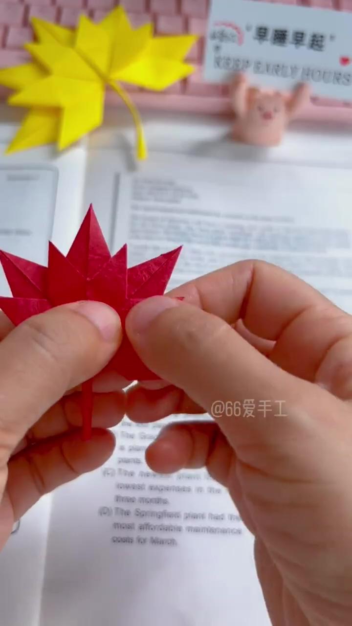 Hand-folded maple leaf bookmarks, it looks complicated but is actually very easy | happy emoji doodle