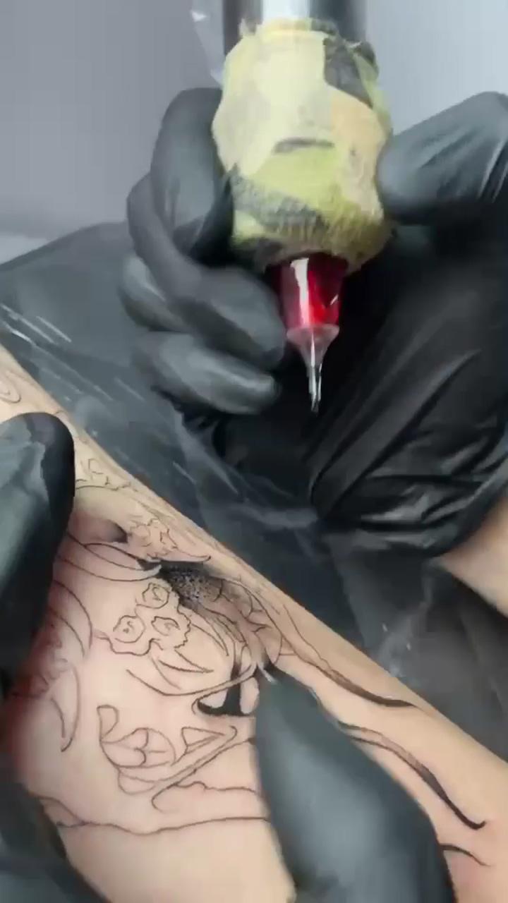 Tattooing with police cartridges; tattoos for black skin