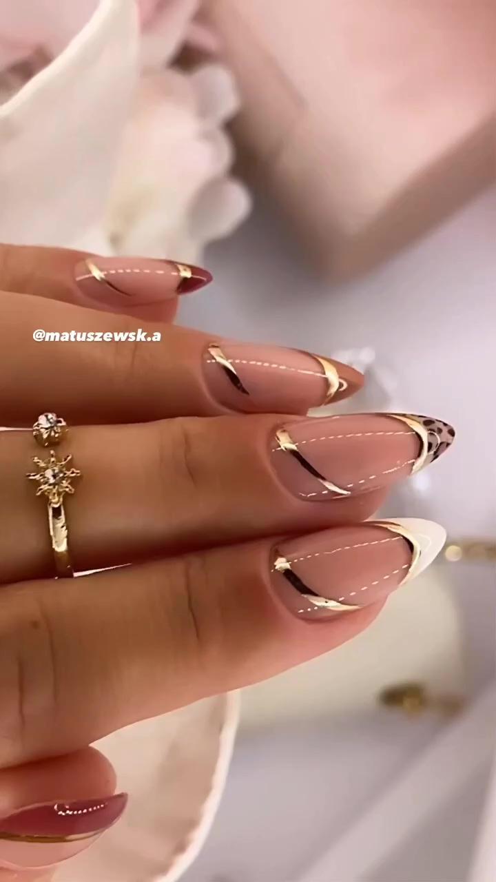 Golden glossy nail art;  riytha87 instagram
