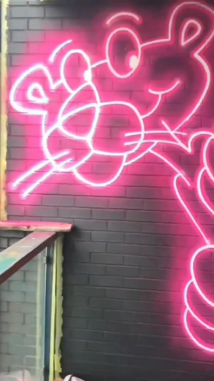 Spray  credit to fatcapsprays; neon painting